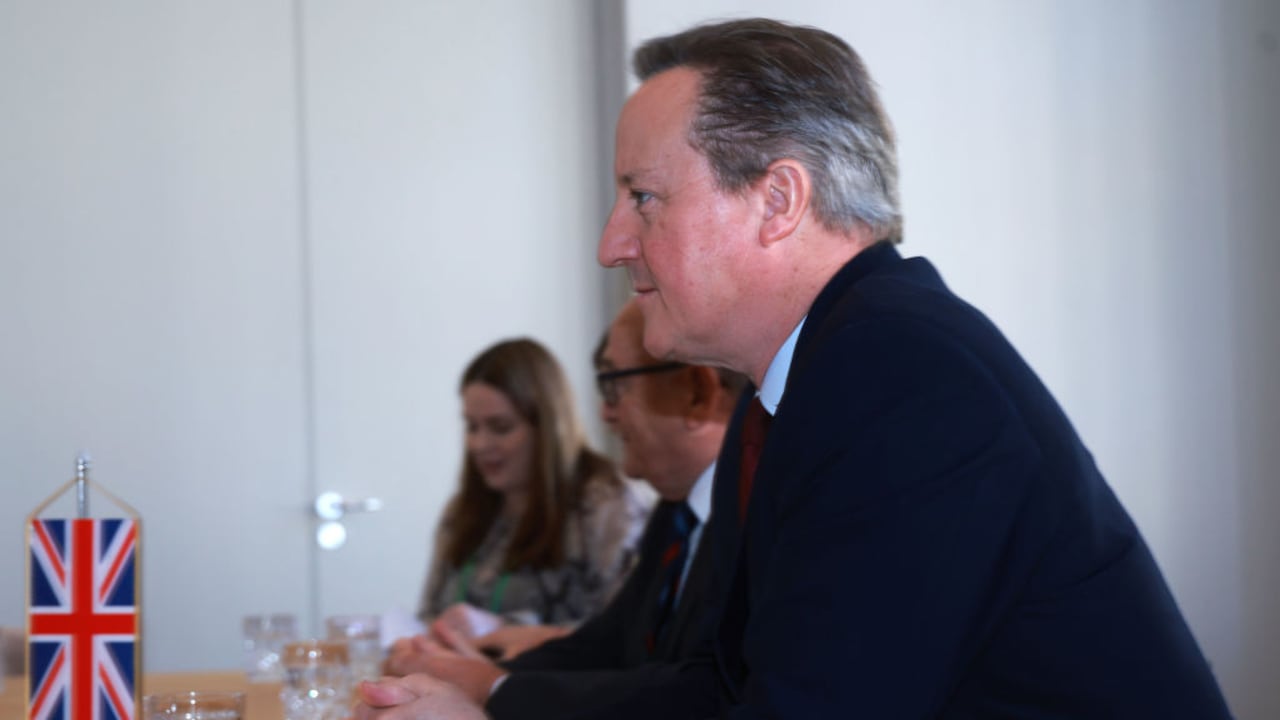 Islas Malvinas, El canciller británico David Cameron llega a Argentina