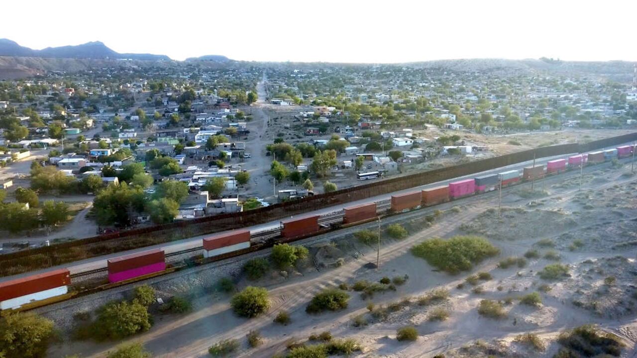 En Arizona, se han detectado puntos vulnerables en el muro construido en esa zona, por lo que las autoridades determinaron cerrarlos utilizando grandes contenedores de carga, con lo cual se busca impedir el ingreso de irregulares.