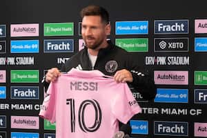 Lionel Messi muestra su camiseta del Inter de Miami.