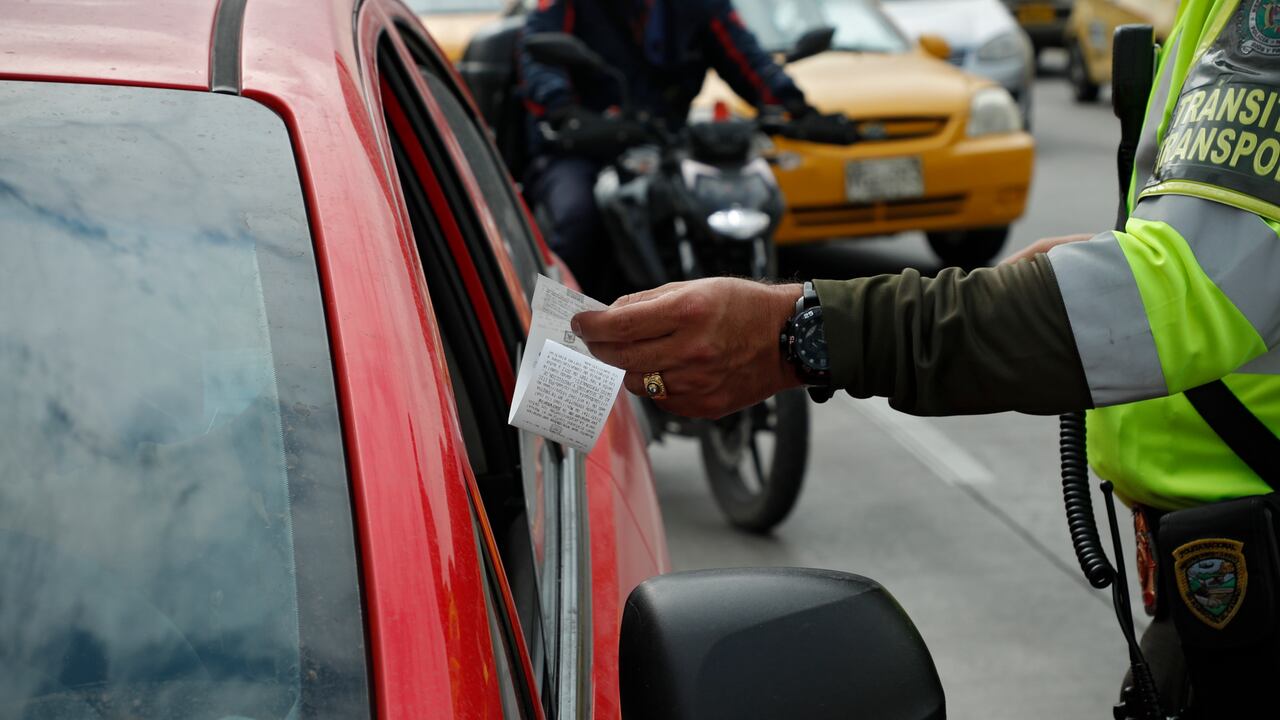 Movilidad en Bogotá en la primera semana de pico y placa todo el día puesto de control policía de tránsito
Comparendo 
Bogotá enero 12 del 2022
Foto Guillermo Torres Reina