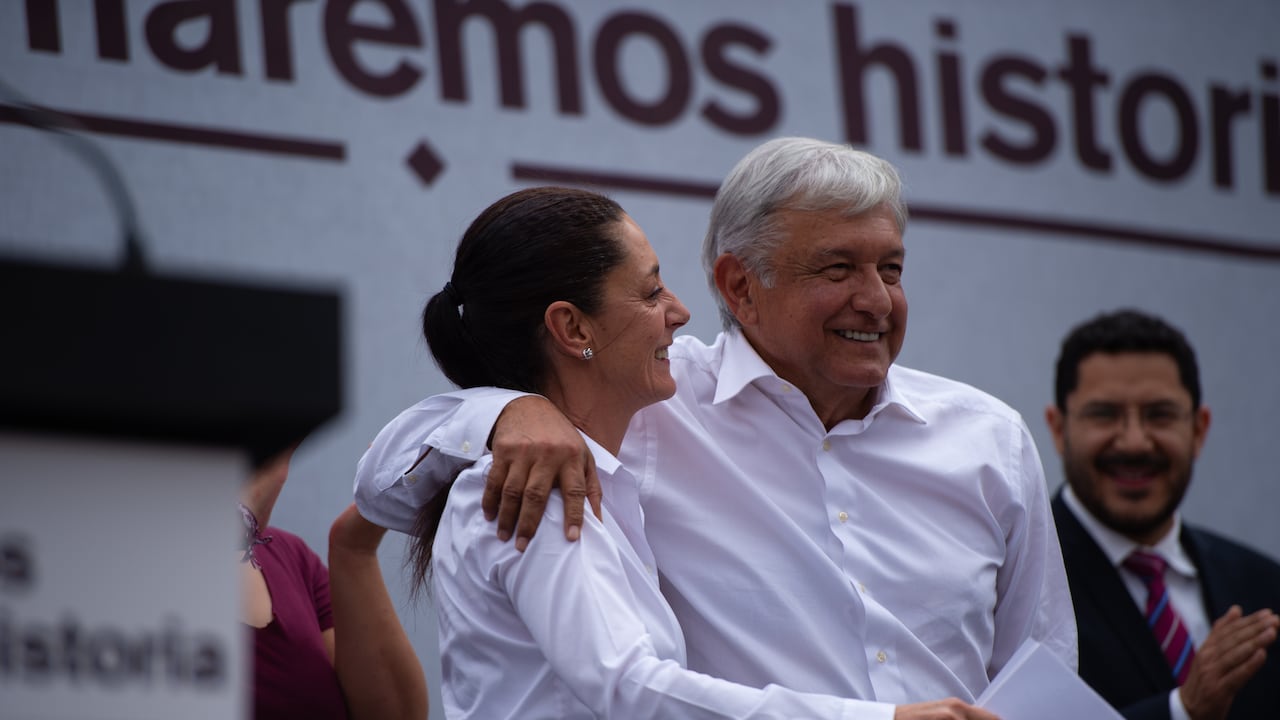 Andrés Manuel López Obrador, presidente de México, saluda a Claudia Sheinbaum durante un mitin político en la Delegación Azcapotzalco en Ciudad de México el 9 de abril de 2018 en Ciudad de México, México.