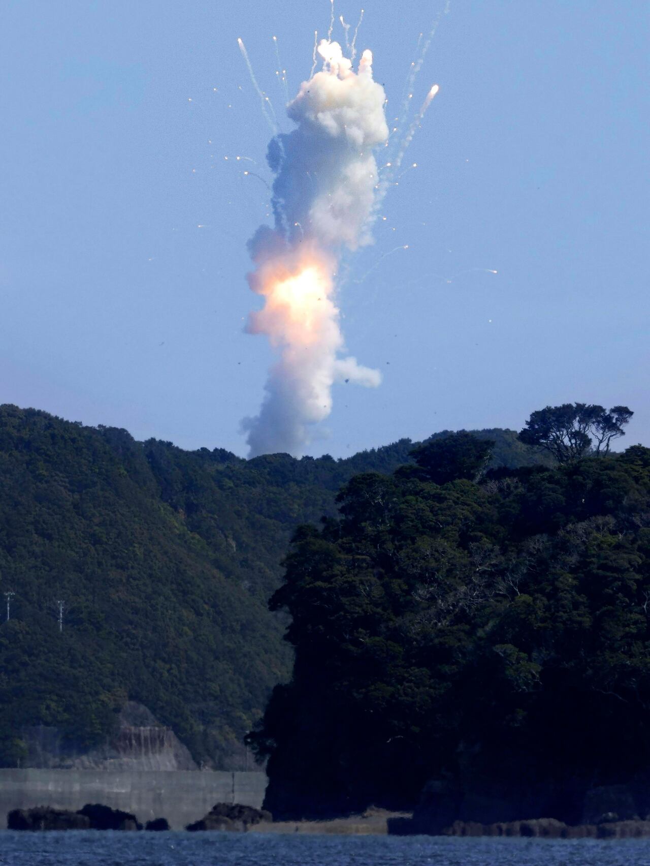 El cohete Kairos de Space One explota después del despegue desde una plataforma de lanzamiento en Kushimoto, prefectura de Wakayama, oeste de Japón, el miércoles 13 de marzo de 2024.