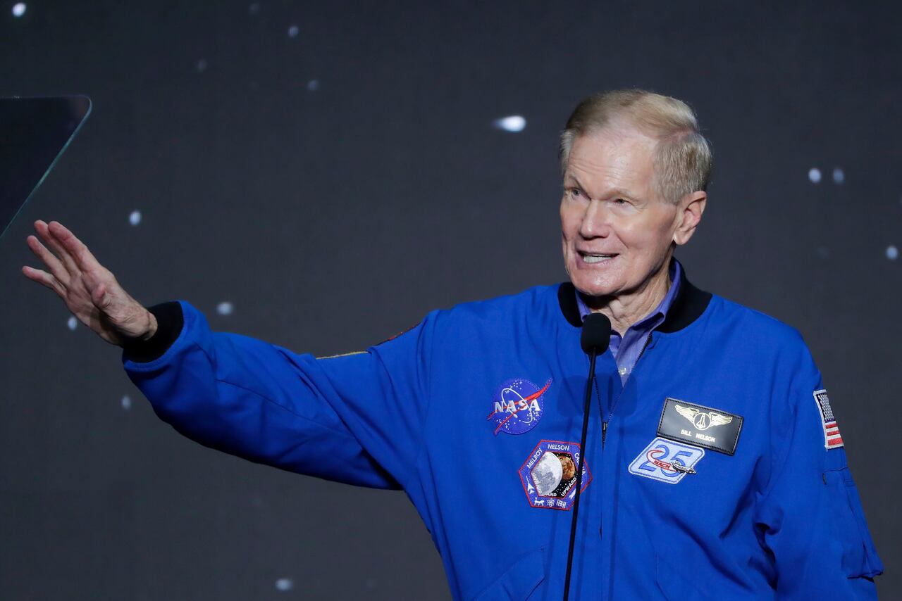 Bill Nelson, director de la NASA durante la presentación de la tripulación del Artemis II.