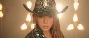 Shakira en el video de 'Entre paréntesis' con Grupo Frontera
