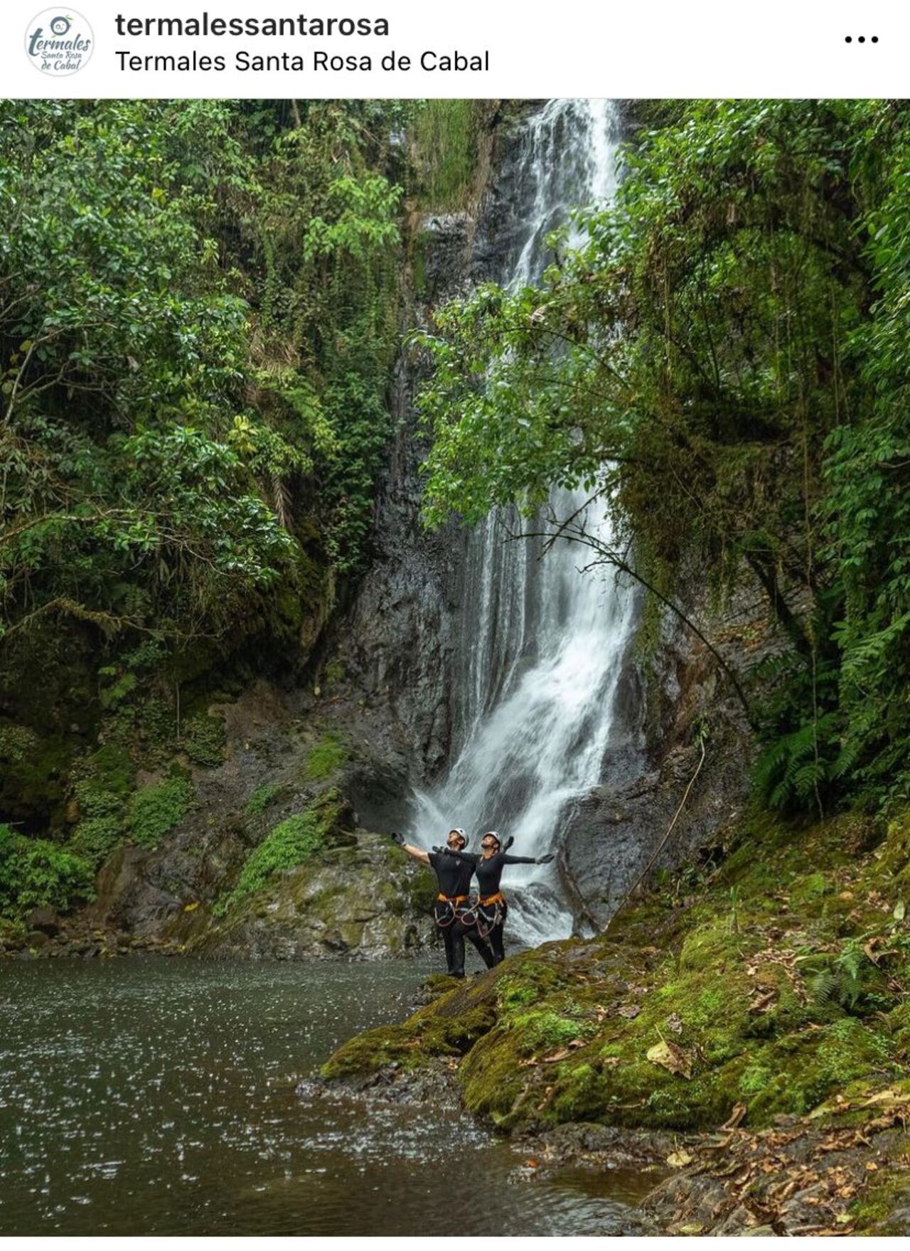 Termales Santa Rosa de Cabal cuenta con  una exuberante cascada de 95 metros de altura.