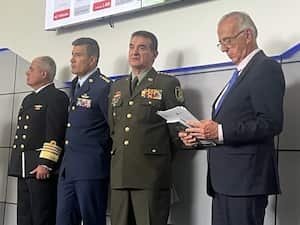 Iván Velásquez, ministro de Defensa, y la cúpula de la Fuerzas Militares en rueda de prensa.