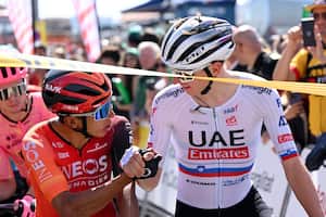 Egan Bernal saludando a Tadej Pogacar en la salida de la Vuelta a Cataluña 2024