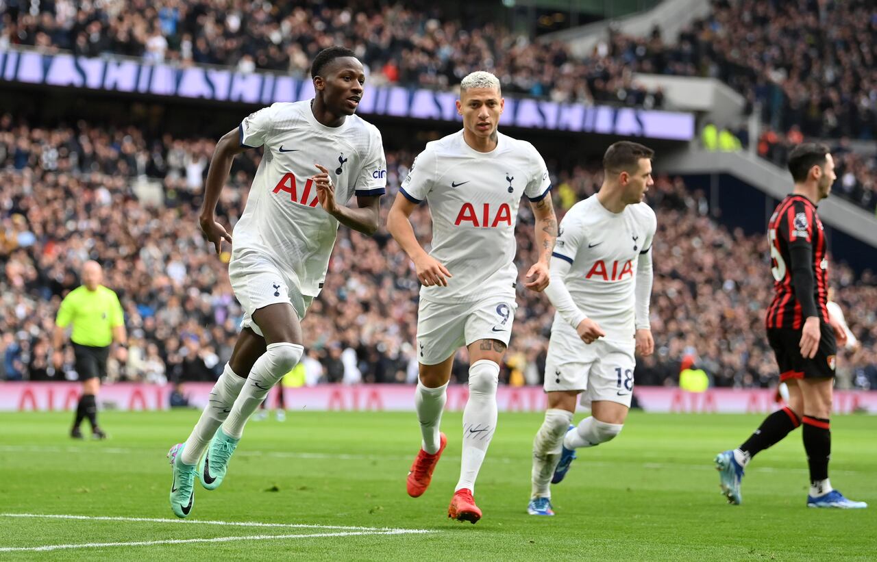 Pape Matar Sarr, del Tottenham Hotspur, celebra junto a su compañero Richarlison, del Tottenham Hotspur, tras marcar el primer gol de su equipo durante el partido de la Premier League entre el Tottenham Hotspur y el AFC Bournemouth en el estadio del Tottenham Hotspur el 31 de diciembre de 2023 en Londres, Inglaterra.