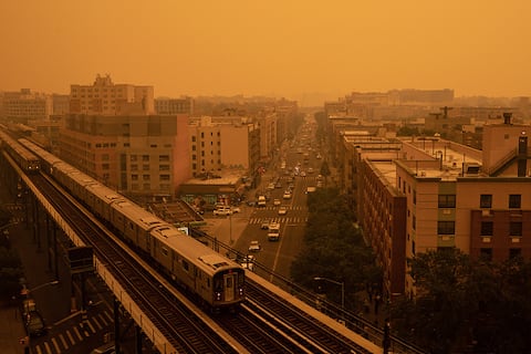 La neblina humeante de los incendios forestales en Canadá cubre un vecindario el 7 de junio de 2023 en el distrito del Bronx de la ciudad de Nueva York. Nueva York encabezó la lista de las principales ciudades más contaminadas del mundo el martes por la noche, mientras el humo de los incendios continúa cubriendo la costa este. (Foto de David Dee Delgado/Getty Images)