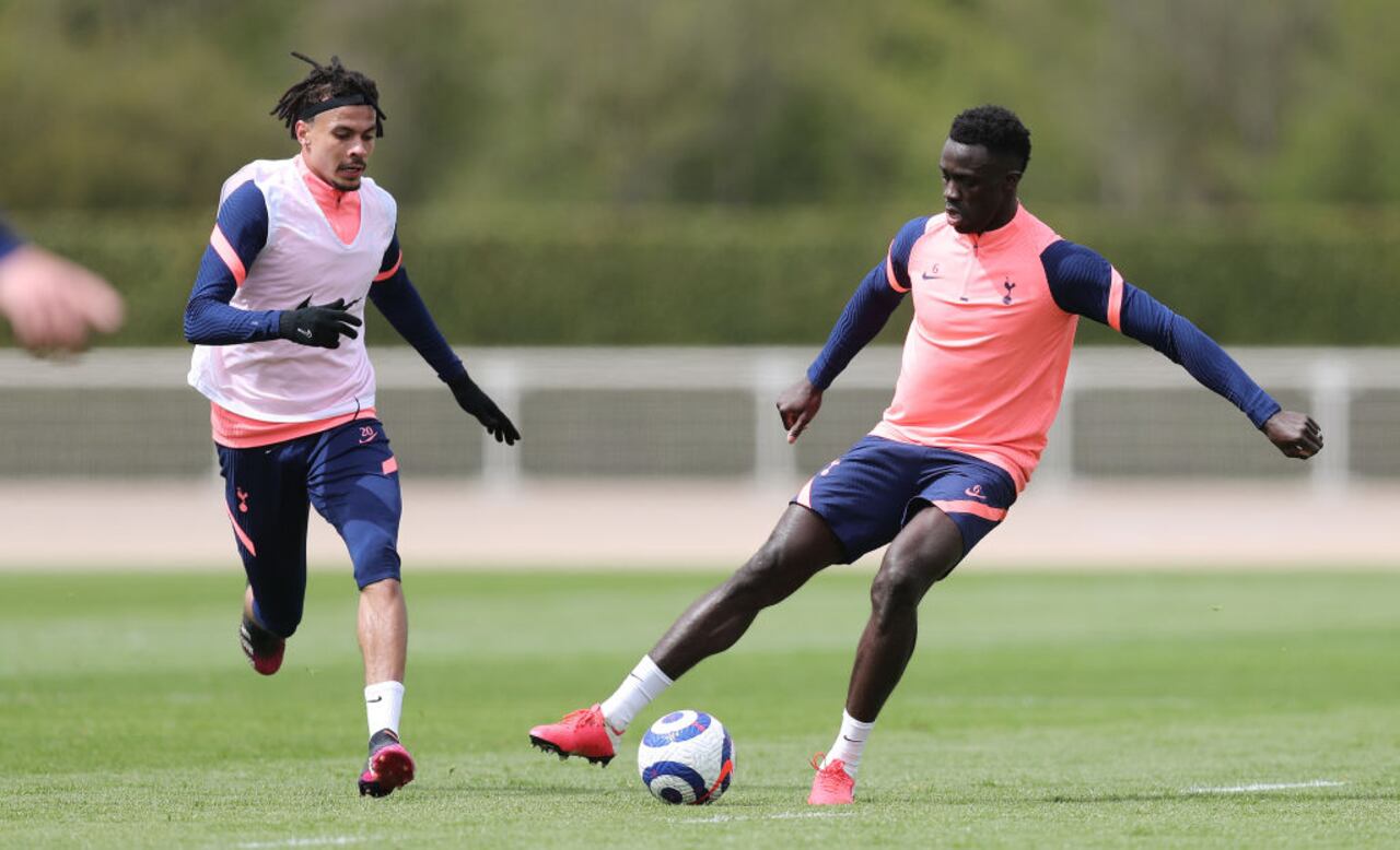 Dele Alli y Davinson Sánchez en un entrenamiento con el Tottenham Hotspur.