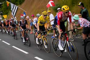 El danés Jonas Vingegaard, con el maillot amarillo de líder general, sigue a su compañero de equipo, el holandés Dylan van Baarle, y es seguido por el esloveno Tadej Pogacar, con el maillot blanco de mejor ciclista joven, durante la decimoséptima etapa de la carrera ciclista del Tour de Francia de más de 166 kilómetros (103 millas) con inicio en Saint-Gervais Mont-Blanc y final en Courchevel, Francia, el miércoles 19 de julio de 2023. (Foto AP/Daniel Cole)