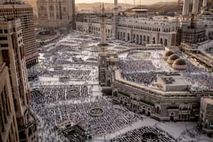 Fieles musulmanes caminan en la Gran Mezquita de la ciudad santa de La Meca, en Arabia Saudita, el 11 de junio de 2024, antes de la peregrinación anual del Hajj. (Foto de FADEL SENNA / AFP)