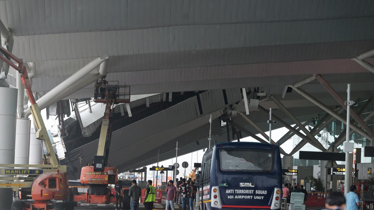 Operarios inspeccionan los daños causados por el derrumbe de parte de la cubierta de la terminal de salidas del aeropuerto de Indira Gandhi de Nueva Delhi luego de intensas precipitaciones, en Nueva Delhi, India, el 28 de junio de 2024. (AP Foto)