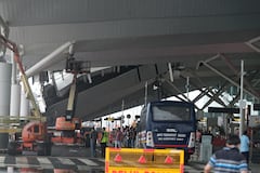 Operarios inspeccionan los daños causados por el derrumbe de parte de la cubierta de la terminal de salidas del aeropuerto de Indira Gandhi de Nueva Delhi luego de intensas precipitaciones, en Nueva Delhi, India, el 28 de junio de 2024. (AP Foto)