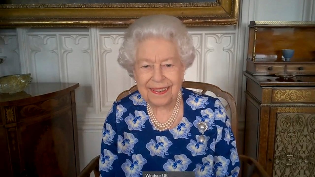 Imagen de la reina Isabel II durante la videollamada  (Buckingham Palace via AP)