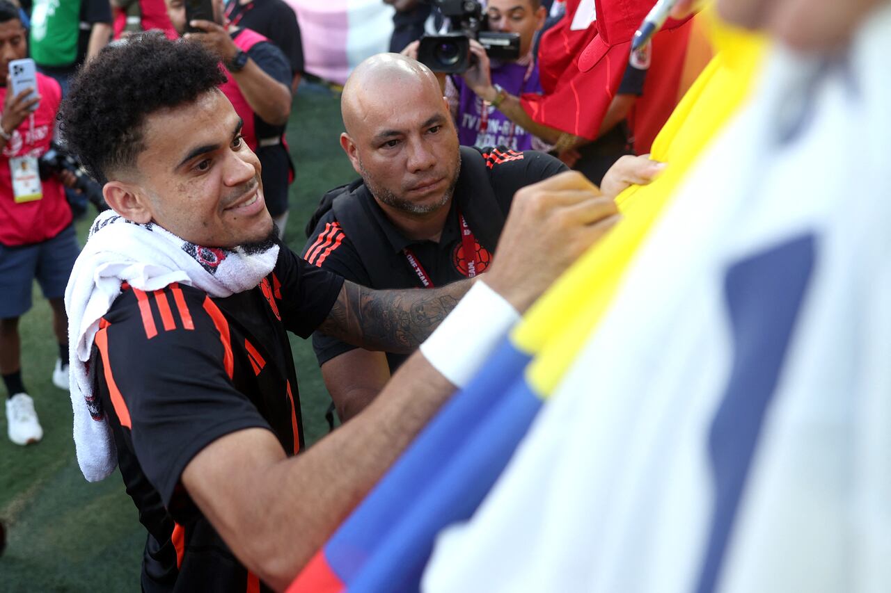 LANDOVER, MARYLAND - JUNE 08: Luis D�az #7 of Colombia signs autographs after playing against the United States at Commanders Field on June 08, 2024 in Landover, Maryland.   Tim Nwachukwu/Getty Images/AFP (Photo by Tim Nwachukwu / GETTY IMAGES NORTH AMERICA / Getty Images via AFP)
