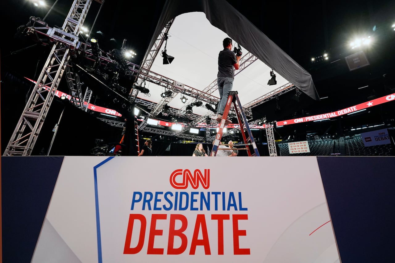 Ben Starett, programador de iluminación de CNN, instala luces en la sala de giro para el debate presidencial entre el presidente Joe Biden y el candidato presidencial republicano, el expresidente Donald Trump, en Atlanta, el miércoles 26 de junio de 2024.