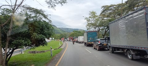 Así está el tráfico vehicular en la vía al llano.