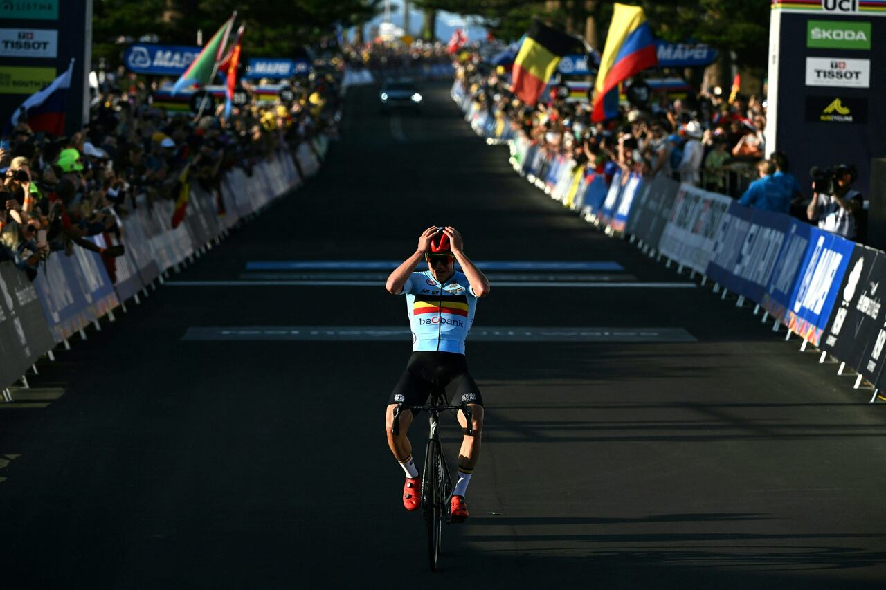 Belgium's Remco Evenepoel crosses the finish line to win the men's road race cycling event at the UCI 2022 Road World Championship in Wollongong on September 25, 2022. (Photo by WILLIAM WEST / AFP) / -- IMAGE RESTRICTED TO EDITORIAL USE - STRICTLY NO COMMERCIAL USE --