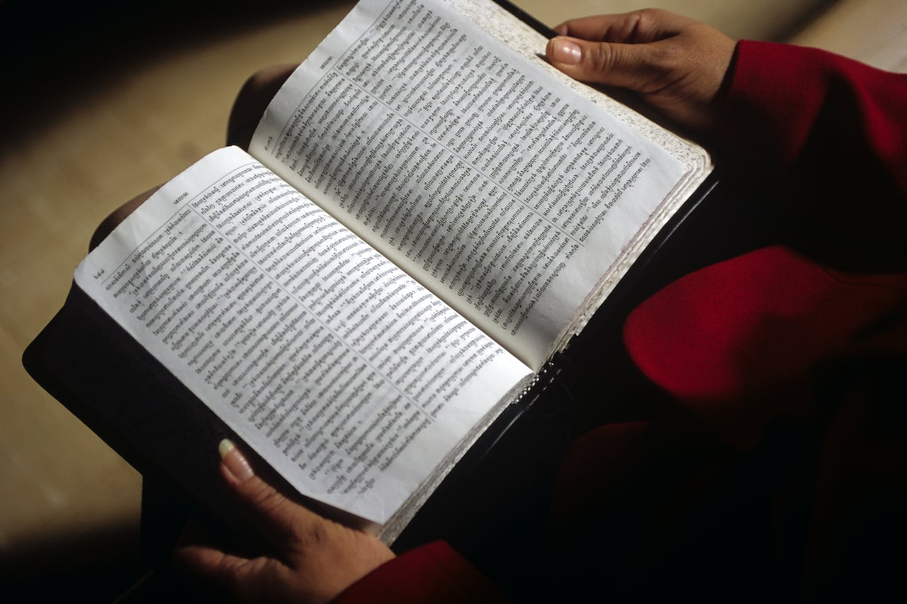 Un padre denunció la biblia y obligó a su retiro en algunos colegios de Utah.