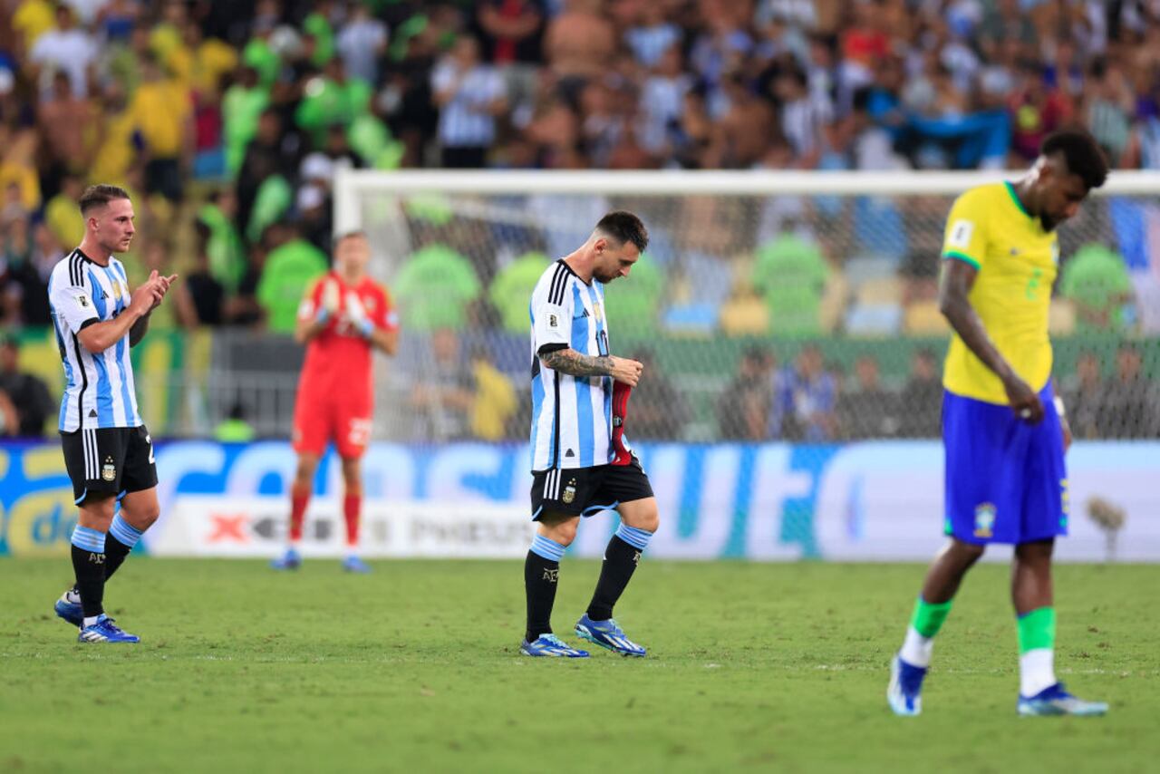 RIO DE JANEIRO, BRAZIL - NOVEMBER 21: Lionel Messi of Argentina takes off his captain's armband as he leaves the pitch in a substitution during a FIFA World Cup 2026 Qualifier match between Brazil and Argentina at Maracana Stadium on November 21, 2023 in Rio de Janeiro, Brazil. (Photo by Buda Mendes/Getty Images)