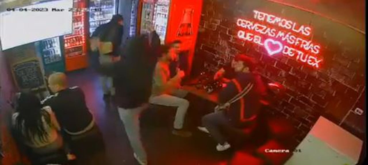 Los ladrones ingresaron al bar y encañonaron a los empleados del local.