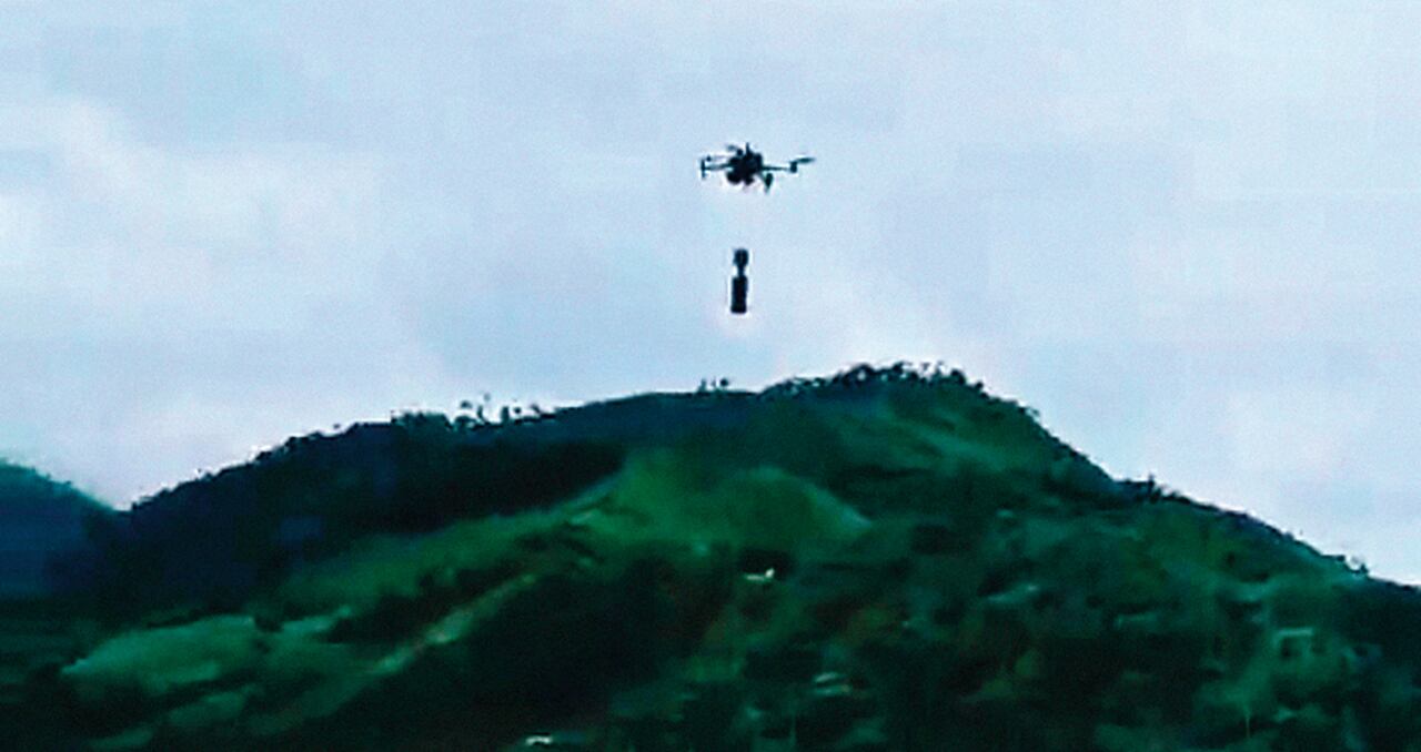   Militares retirados aseguraron que los drones con explosivos son una clara violación al derecho internacional humanitario (DIH).