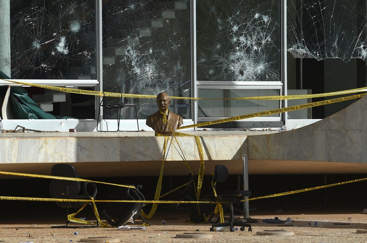 (ARCHIVOS) Esta foto de archivo tomada el 10 de enero de 2023 muestra una vista de los daños en el edificio de la Corte Suprema en Brasilia, dos días después de que miles de partidarios del expresidente de extrema derecha de Brasil, Jair Bolsonaro, allanaran edificios federales. - Un juez de la Corte Suprema de Brasil ordenó el 14 de abril de 2023 que el expresidente Jair Bolsonaro enfrentara un interrogatorio por los disturbios en la sede del poder por parte de sus partidarios el 8 de enero, el último atolladero legal para el líder de extrema derecha. (Foto de CARL DE SOUZA / AFP)