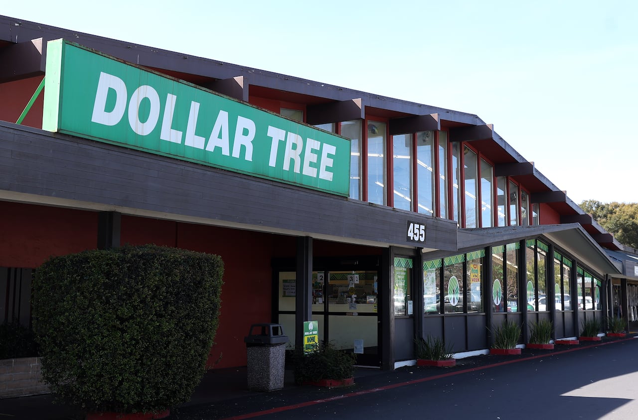 Se coloca un cartel frente a una tienda Dollar Tree el 13 de marzo de 2024 en Novato, California. Dollar Tree anunció planes para cerrar casi 1,000 de sus tiendas Family Dollar de bajo rendimiento en los EE. UU.