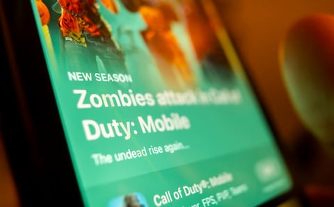 El juego Call of Duty se ve en la App Store de un iPhone en esta ilustración fotográfica