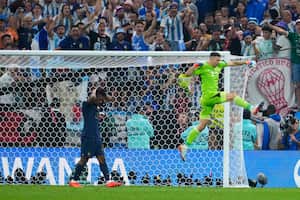 El arquero argentino Emiliano Martínez celebra tras tapar el penal del francés Kingsley Coman, en la tanda que definió la final de la Copa del Mundo