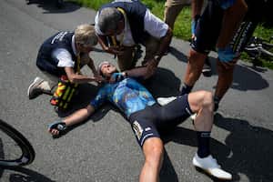 El británico Mark Cavendish recibe asistencia médica después de chocar durante la octava etapa de la carrera ciclista del Tour de Francia de más de 201 kilómetros (125 millas) con inicio en Libourne y final en Limoges, Francia, el sábado 8 de julio de 2023. (Foto AP/Thibault Camus )