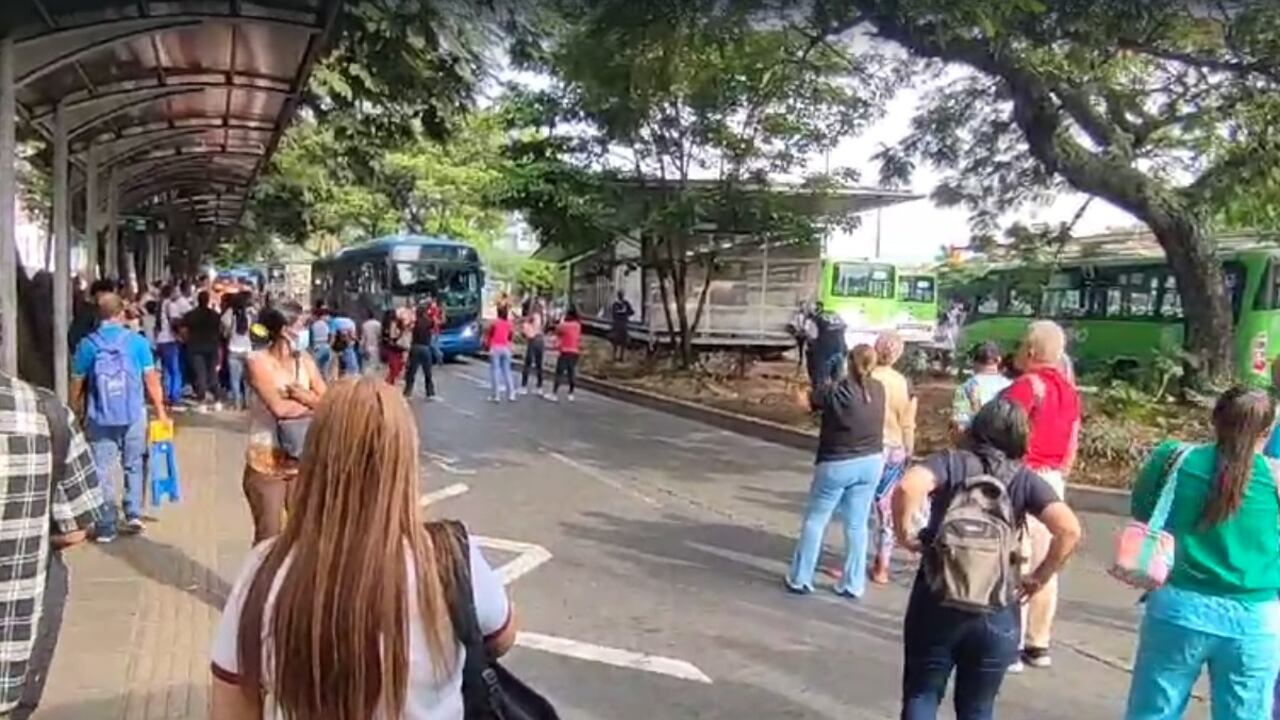 Segundo día consecutivo de caos en estaciones del MIO en Cali por falta de buses; usuarios bloquearon una estación.