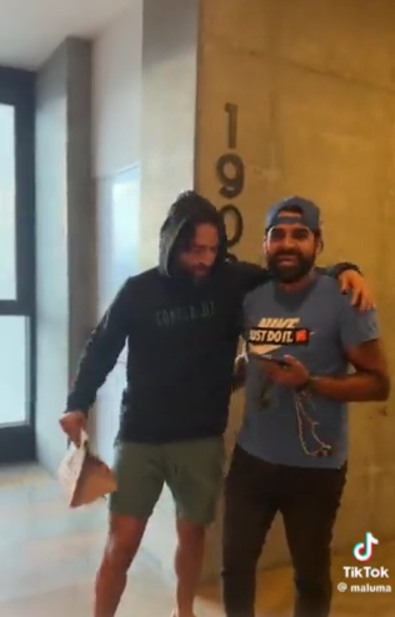 La escena finalizó con un abrazo entre Maluma y el domiciliario luego de haberse tomado una foto juntos.