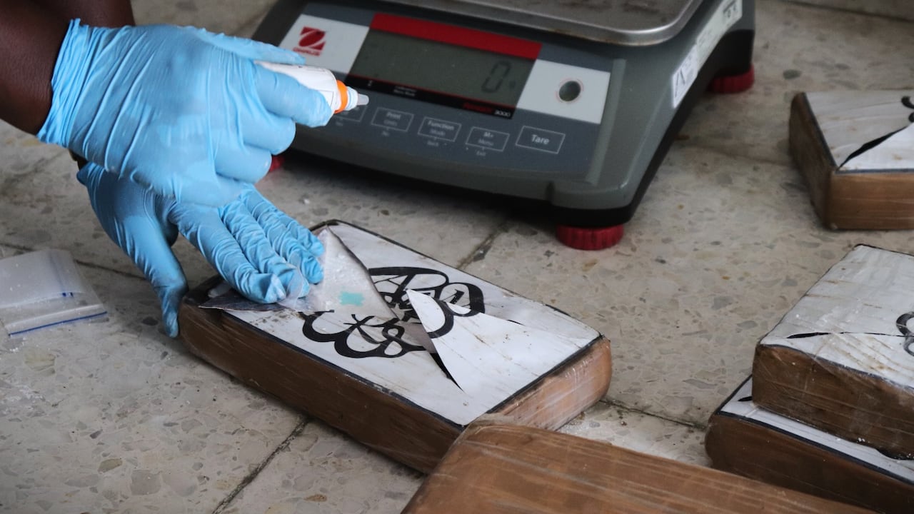 Autoridades realizan prueba de pureza a la cocaína decomisada en alta mar por la Armada.