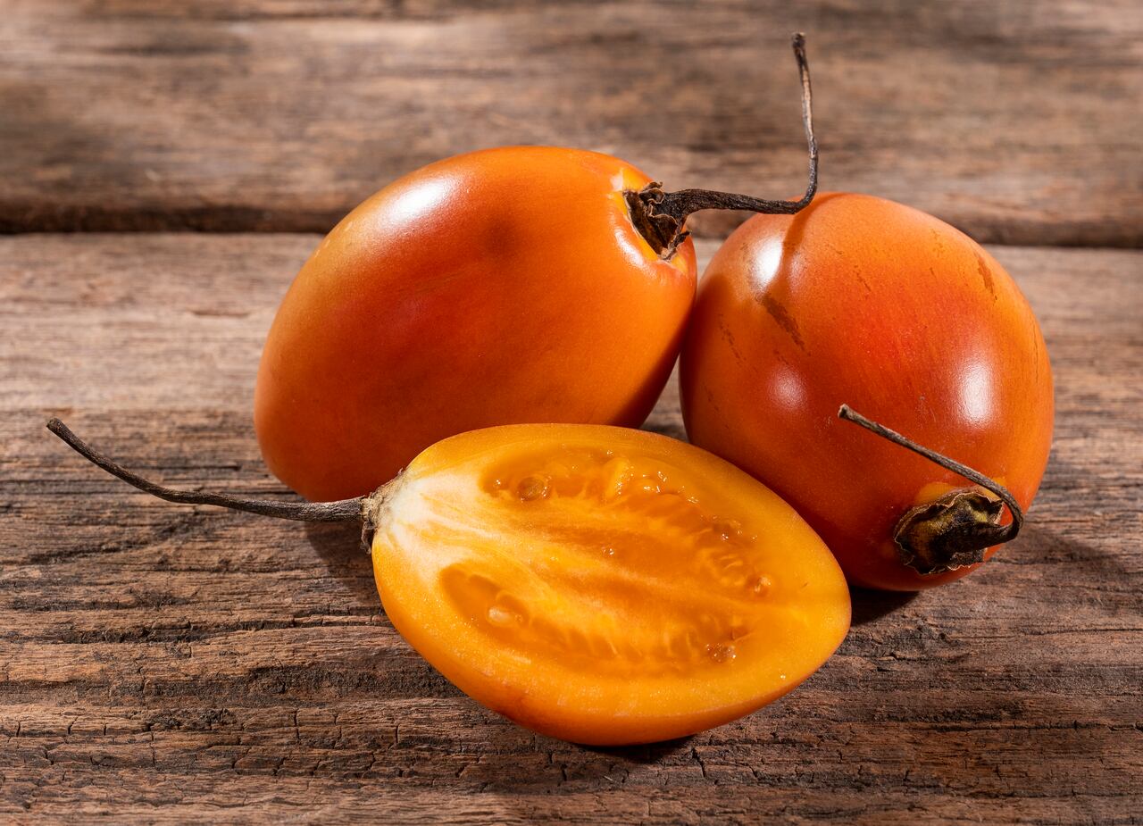 El tomate de árbol es una fruta que contiene vitaminas y minerales necesarios para el fortalecimiento del cuerpo.