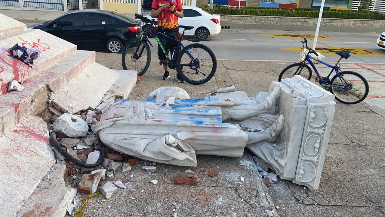 Así quedó la estatua de Cristóbal Colón derribada en Barranquilla.