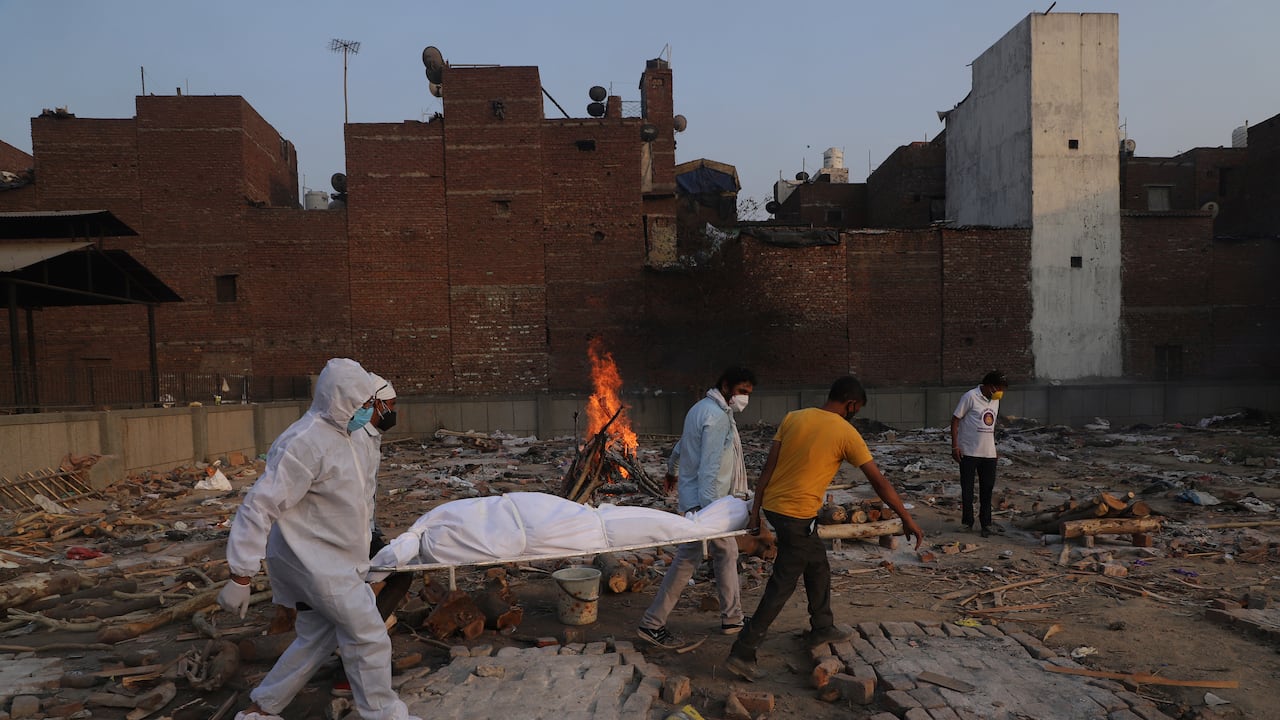 Coronavirus en India: ¿Por qué están apareciendo decenas de cadáveres en el rio Ganges?