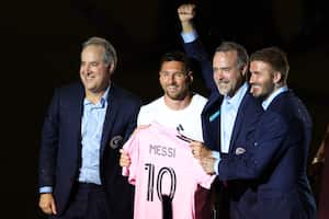 FORT LAUDERDALE, FLORIDA - JULY 16: (L-R) Managing Owner Jorge Mas, Lionel Messi, Co-Owner Jose Mas, and Co-Owner David Beckham pose during "The Unveil" introducing Lionel Messi hosted by Inter Miami CF at DRV PNK Stadium on July 16, 2023 in Fort Lauderdale, Florida. (Photo by Mike Ehrmann/Getty Images)