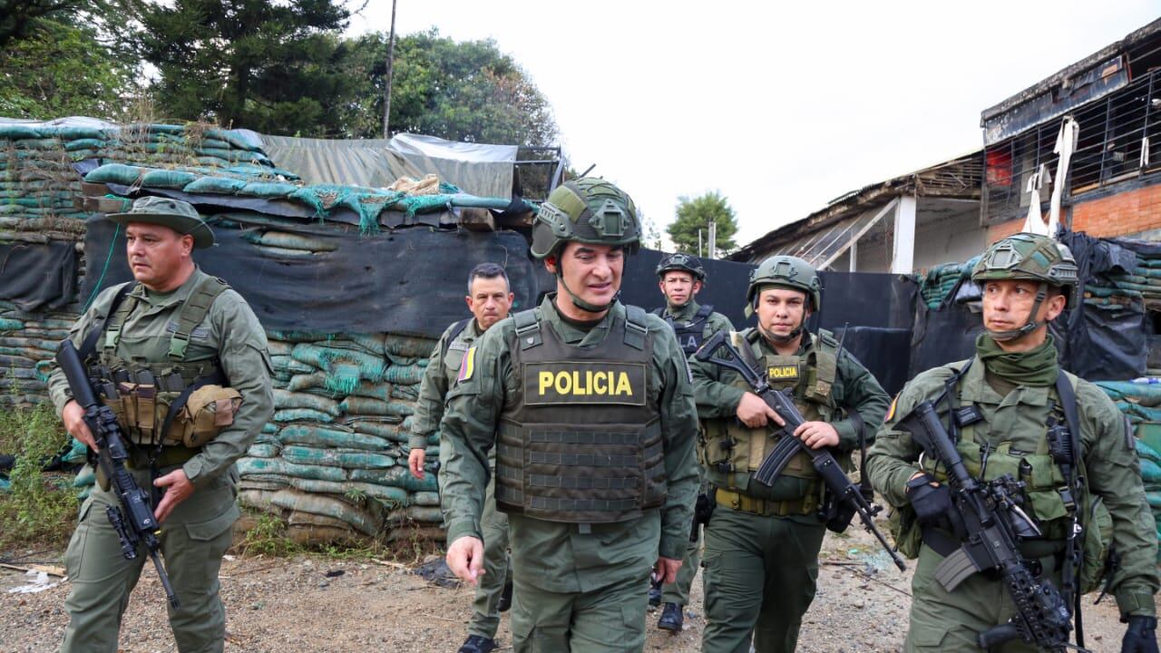 Director de la Policía, el general William Salamanca, llegó a Timba, Cauca donde hace una semana explotó un carro bomba.