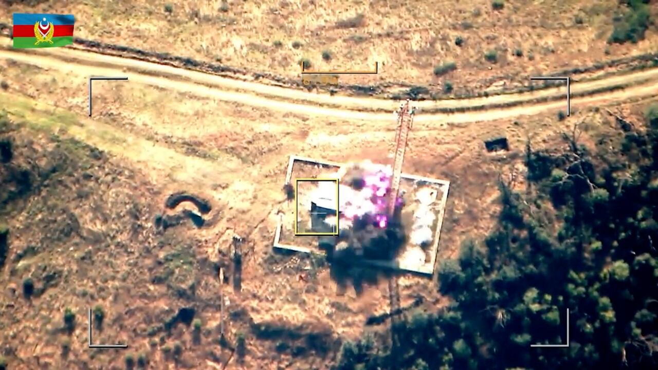 Una imagen fija de un vídeo, publicado por el Ministerio de Defensa de Azerbaiyán, muestra lo que dijo ser un ataque y neutralización del nodo radiotécnico militar de las unidades de las fuerzas armadas de Armenia en la región de Nagorno-Karabaj, en esta imagen tomado de un video publicado el 19 de septiembre de 2023.