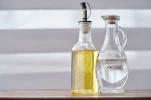 La tradición del uso del vinagre como agente de limpieza se remonta a generaciones pasadas, y hoy en día, sigue siendo una práctica común en muchos hogares debido a su eficacia probada y su bajo costo.