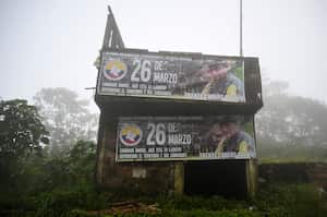 En el cañón del Micay hay pancartas de las (FARC) con el rostro de Manuel Marulanda. En esa zona montañosa manda el Estado Mayor Central.  (Photo by Raul ARBOLEDA / AFP)