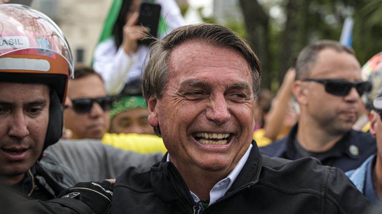 El presidente brasileño y candidato a la reelección, Jair Bolsonaro, aparece en una caravana en vísperas de las elecciones presidenciales.