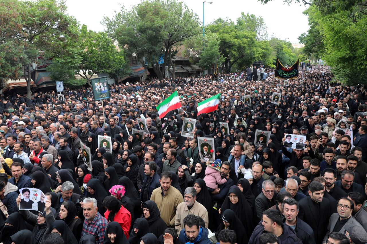 Después la gente cargó a hombros los féretros mientras los que estaban fuera coreaban “¡Muerte a Estados Unidos!”. Los ataúdes se colocaron en un remolque para llevarlos en procesión por el centro de Teherán hacia la plaza de Azadi (“Libertad”), donde el presidente Raisi ofreció varios discursos en el pasado.