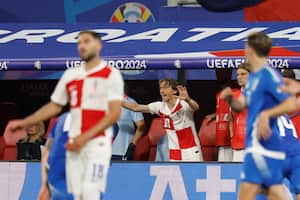 El centrocampista croata #10 Luka Modric (C) y sus compañeros reaccionan en el banquillo durante el partido de fútbol del Grupo B de la UEFA Euro 2024 entre Croacia e Italia en el estadio de Leipzig en Leipzig el 24 de junio de 2024.