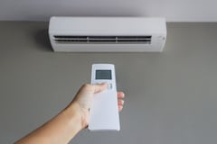 El aire acondicionado sirve para regular la temperatura de los espacios.