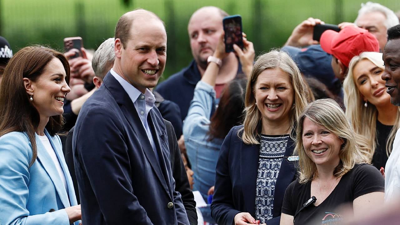 El príncipe Guillermo y su esposa saludaron a simpatizantes en las afueras del Castillo de Windsor.