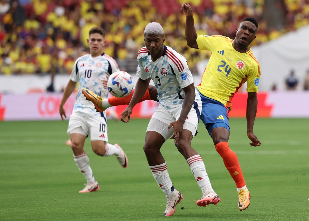 Jeyland Mitchell de Costa Rica disputa el balón con Jhon Córdoba de Colombia durante el partido del Grupo D de la CONMEBOL Copa América 2024 entre Colombia y Costa Rica en el State Farm Stadium el 28 de junio de 2024 en Glendale, Arizona.
