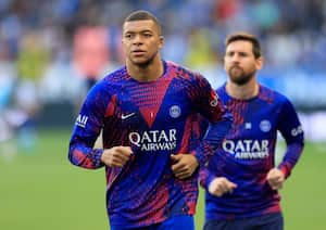 Kylian Mbappé en calentamiento previo a partido con el PSG.